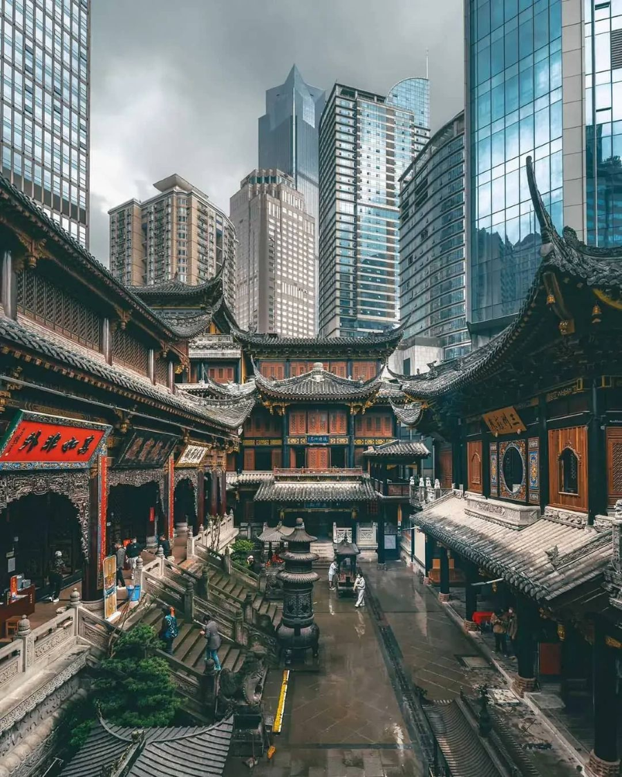 Tòa nhà chọc trời san sát nhau xen kẽ những dãy nhà sàn cổ kính, những con đường rải sỏi, những mái ngói cong cong in bóng dưới ánh đèn lung linh