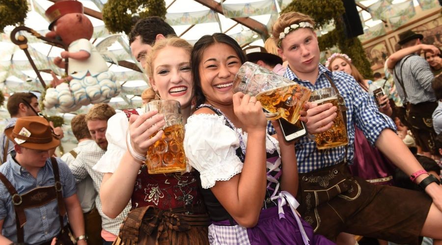 Oktoberfest với các buổi biểu diễn nghệ thuật, tiệc tùng và các cuộc thi đầy thú vị