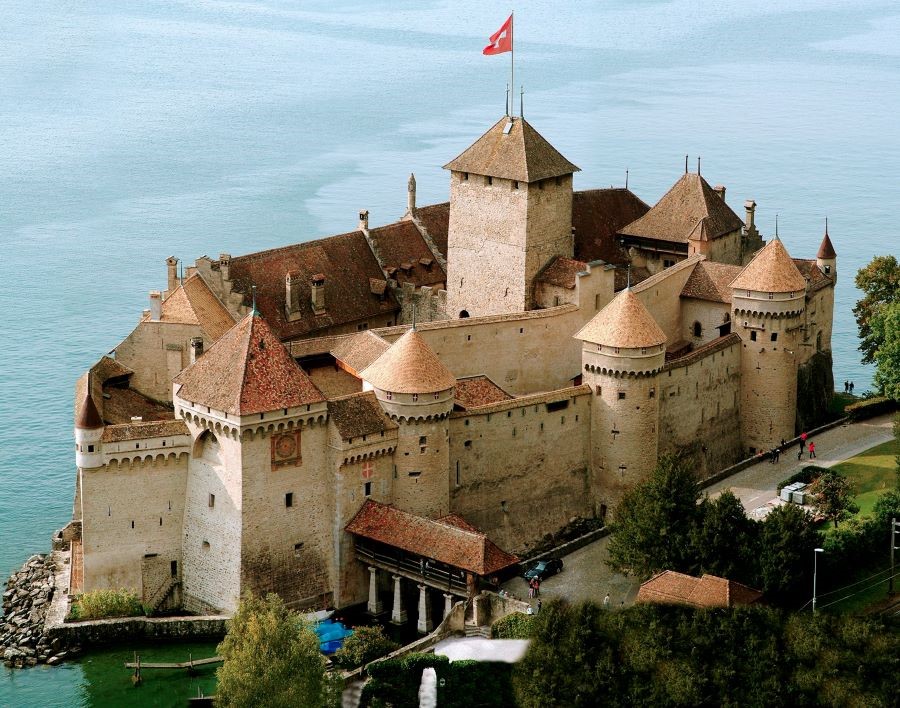 Tòa lâu đài cổ Chateau de Chillon hiện lên như một kho báu thực sự đến từ quá khứ