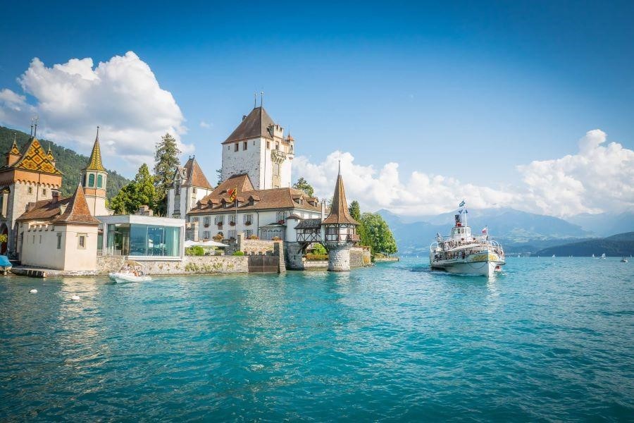 Tòa lâu đài Oberhofen nổi bật với hình ảnh ngọn tháp màu trắng trên mặt hồ xanh thẳm