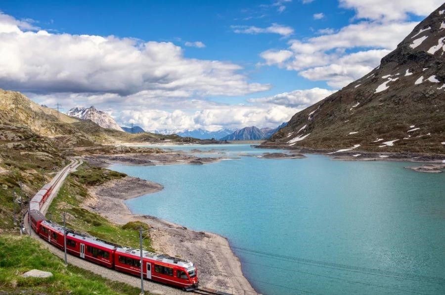 Tuyến đường sắt Albula và Bernina hứa hẹn mang đến những trải nghiệm thú vị