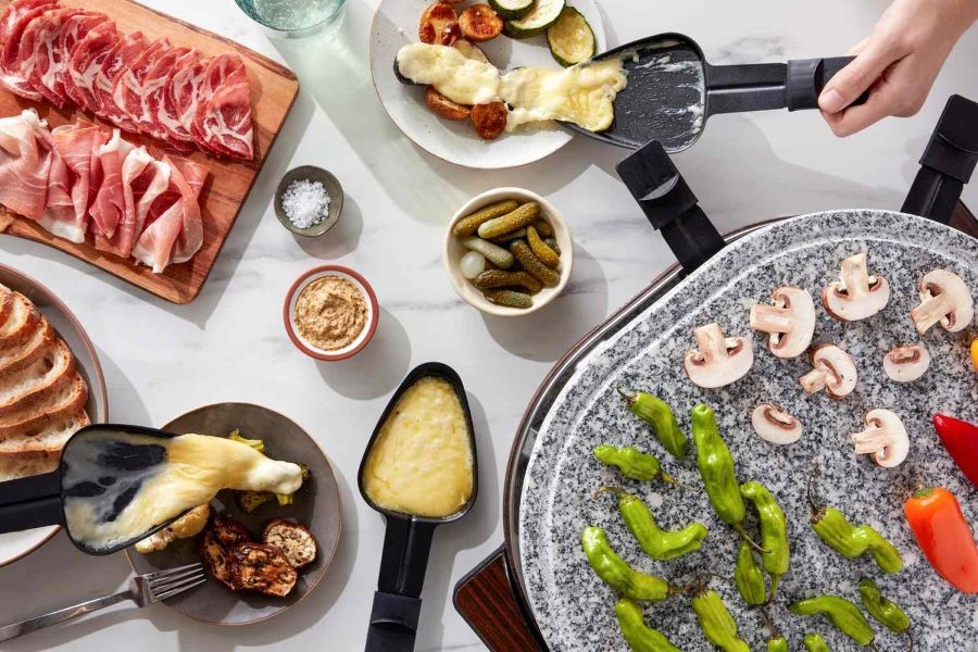 Raclette - một loại phô mai cực kỳ phổ biến tại Thụy Sĩ