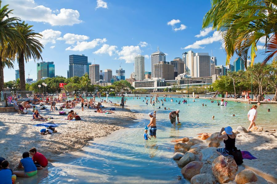 Du lịch Brisbane nhất định phải khám phá những bãi biển trong xanh cát trắng ngập tràn nắng vàng