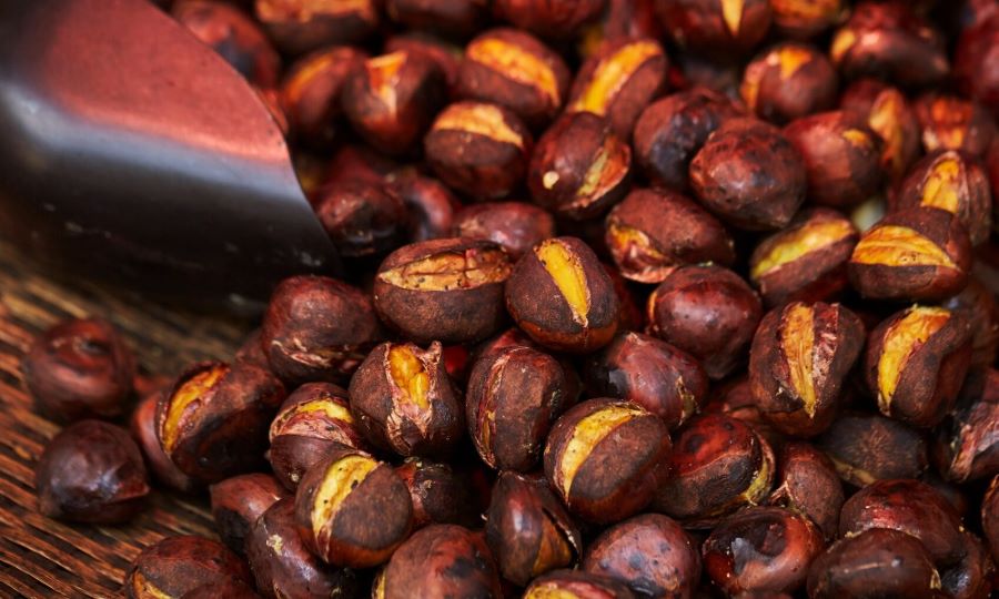 Hạt dẻ nướng thơm nức mũi là món ăn vặt yêu thích của nhiều người mỗi độ thu về trên nước Nhật Bản 