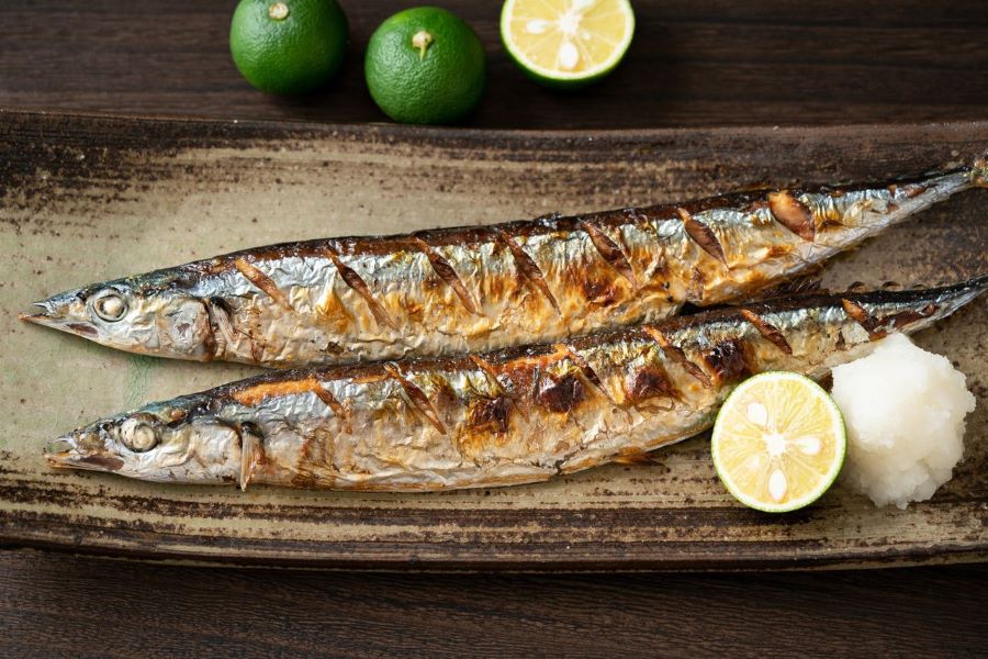 Người Nhật thường nướng cá Sanma với muối, quýt yuzu và tương để giữ nguyên hương vị tươi ngon của cá 
