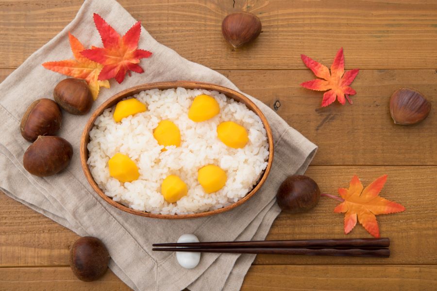 Với hương vị ngọt bùi và thơm ngậy đặc trưng, hạt dẻ được nấu cùng với cơm (Kurigohan)