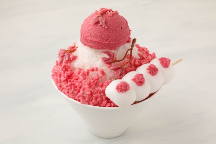 Bingsu mát lạnh được thêm một chút hương vị ngọt ngào và màu sắc bắt mắt của những bông hoa anh đào