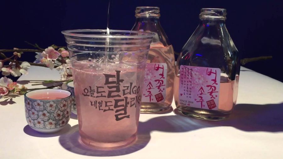 Soju anh đào với hương vị dễ uống, độ cồn thấp cùng màu hồng đặc trưng vô cùng đẹp mắt