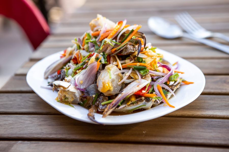 Som Tam Poo Ma với những miếng cua xanh sống và nước mắm sốt cay nồng