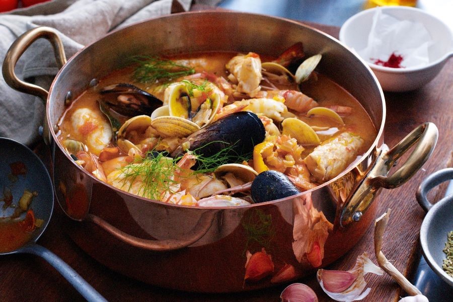 Món súp Bouillabaisse thể hiện hương vị đặc trưng của văn hóa ẩm thực Pháp
