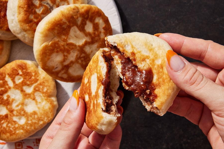 Tuy chỉ là một món ăn dân dã thế nhưng Hotteok lại được du khách phương xa lẫn người dân bản địa đặc biệt yêu thích