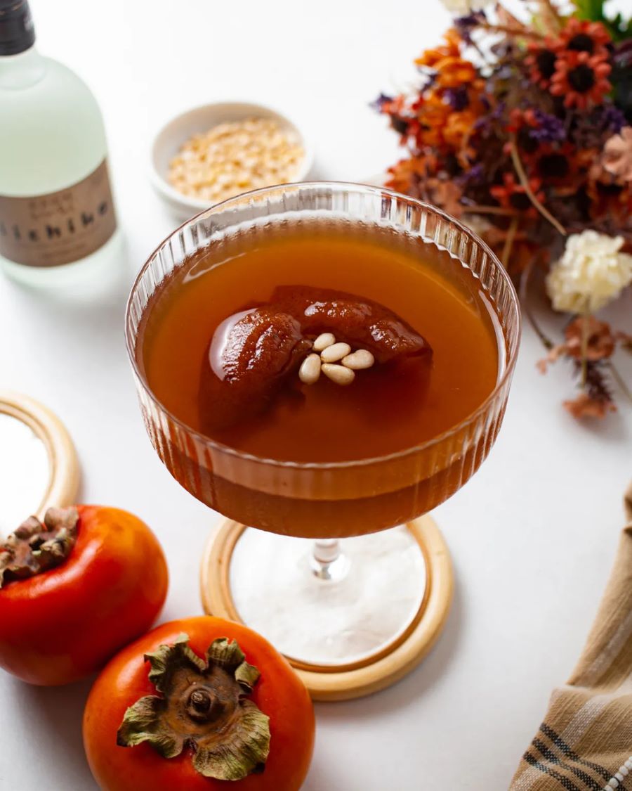 Sujeonggwa là một loại trà truyền thống cực kỳ thơm ngon của người Hàn được làm từ những miếng mứt hồng ngọt ngào