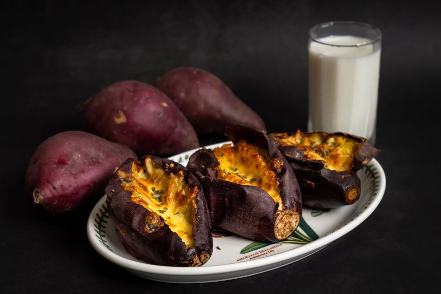 Khoai lang sau khi nướng có màu vàng đậm cực kỳ đẹp mắt cùng mùi thơm nức mũi 