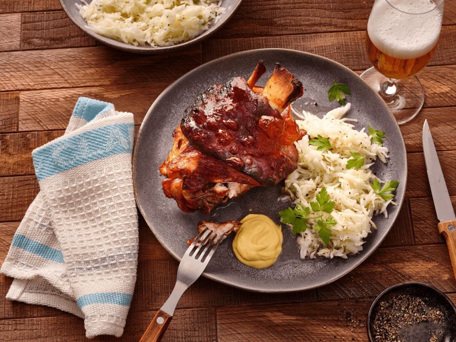 Giò heo ăn kèm bắp cải muối chua - một trong những món ăn truyền thống nổi tiếng từ lâu đời tại Đức