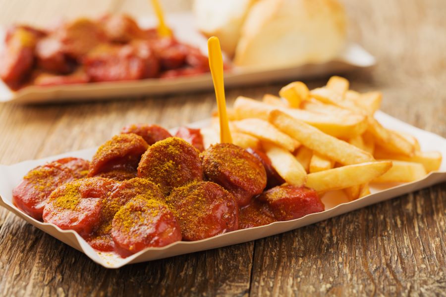 Xúc xích cà ri Currywurst là món ngon vừa dân dã vừa sang trọng đối với người Đức