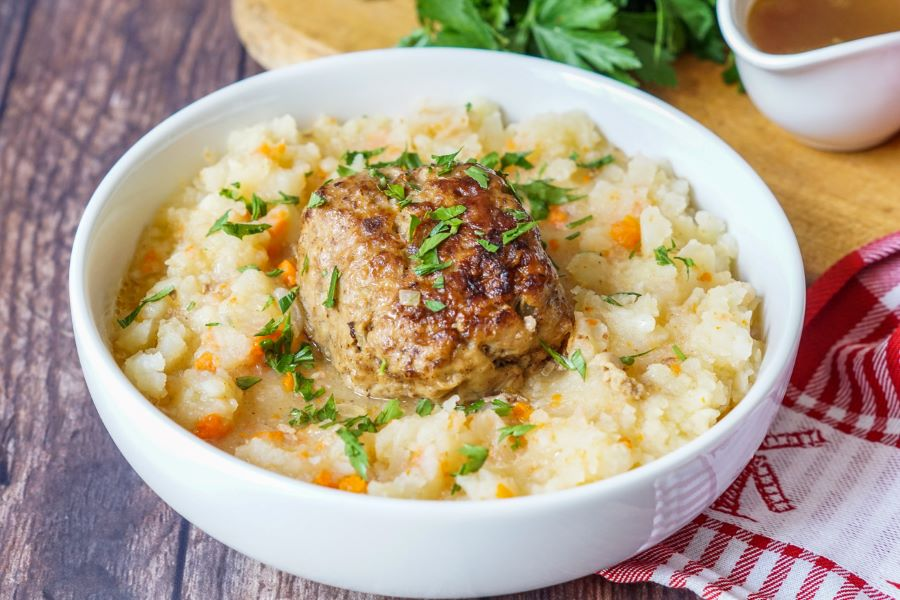 Hutspot có thể nấu chung với một loại thịt viên theo kiểu Hà Lan