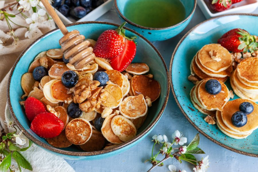 Poffertjes thường được ăn với đường bột, bơ hoặc siro trái cây để tăng thêm độ hấp dẫn