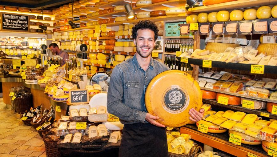 Du khách có thể mua phô mai tại siêu thị hoặc các cửa hàng chuyên bán phô mai