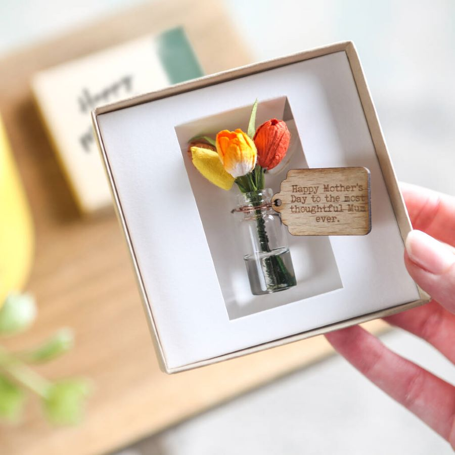 Du khách có thể tìm mua những món quà lưu niệm có hình hoa tulip ở khắp mọi nơi