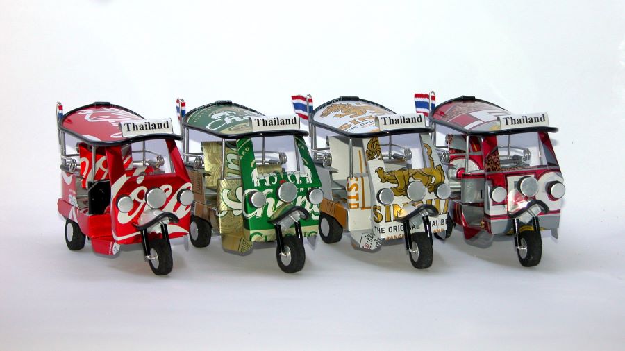 Các sản phẩm quà lưu niệm được thiết kế dựa trên hình ảnh những chiếc xe Tuk Tuk được nhiều du khách lựa chọn 