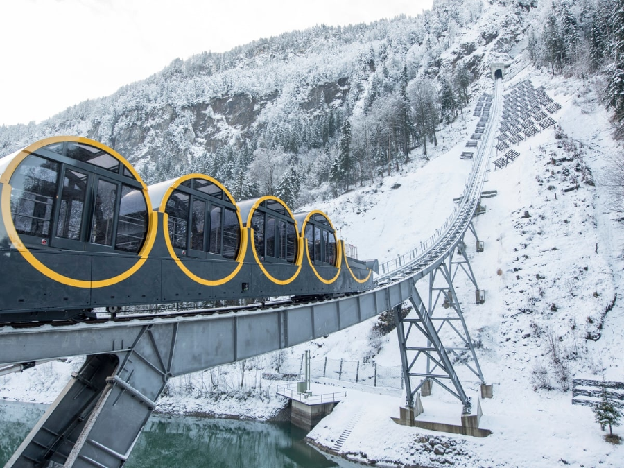 Leo dốc núi bằng tàu Stoos Bahn chính là trải nghiệm thú vị mà bạn không thể bỏ qua
