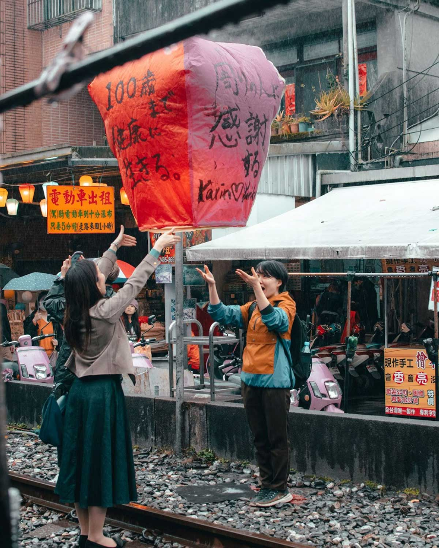 Làng cổ Thập Phần tựa như một bức tranh cổ tích đầy mê hoặc, níu chân du khách bởi vẻ đẹp thơ mộng và nhuốm màu cổ kính