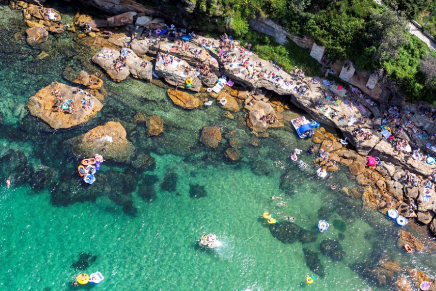 Du khách sẽ được đắm mình trong làn nước mát lạnh của những bãi biển tuyệt đẹp tại đây 