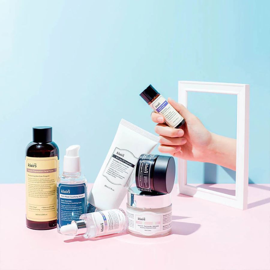 Hãy mang theo vài món đồ dưỡng da để tránh tình trạng da thiếu ẩm, dễ nứt nẻ và khô ráp bạn nhé 