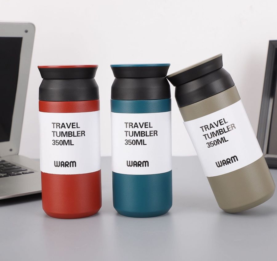 Bình giữ nhiệt cũng là món đồ cần thiết khi đi du lịch nước ngoài mùa đông 