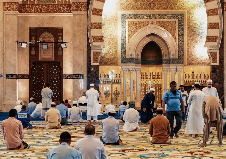 Các tín đồ đạo Hồi phải thực hiện cầu nguyện năm lần một ngày