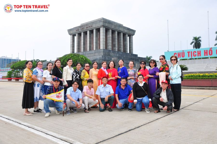 Hình ảnh đoàn khách Top Ten Travel trong tour du lịch trong nước