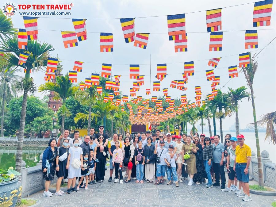 Hình ảnh đoàn khách Top Ten Travel trong tour du lịch trong nước