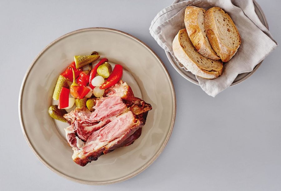 Vepřové Koleno với phần da bên ngoài giòn rụm và phần thịt bên trong mềm tan