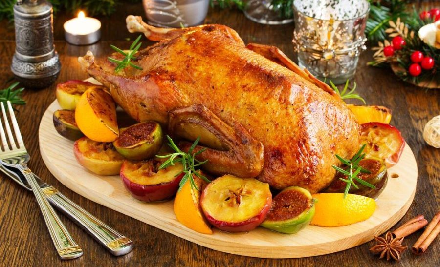 Pečená Kachna sở hữu lớp da bên ngoài màu vàng nâu hấp dẫn và giòn rụm