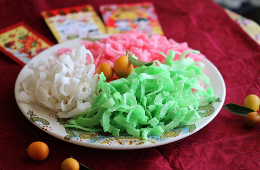 Mứt dừa ngày Tết sở hữu hương vị thơm ngon đặc trưng, màu sắc đẹp mắt