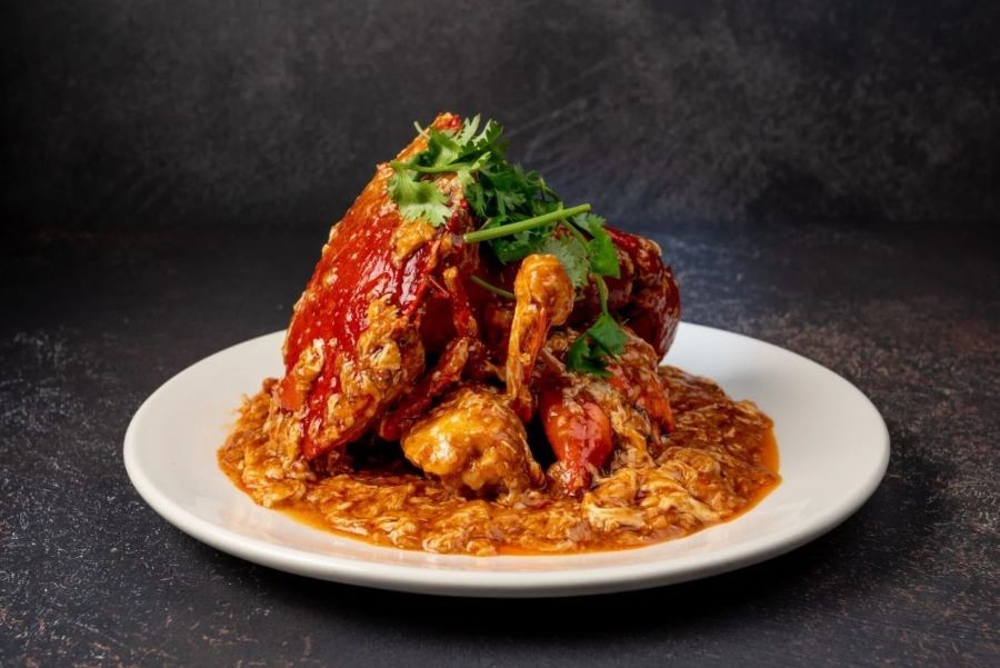 Cua sốt cay ăn cùng bánh mì để chấm với sốt chua cay béo ngậy