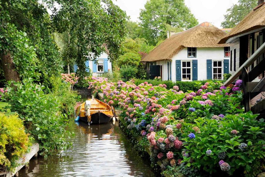 Làng cổ tích Giethoorn được nhiều du khách ưu ái mệnh danh là “Venice của Hà Lan”