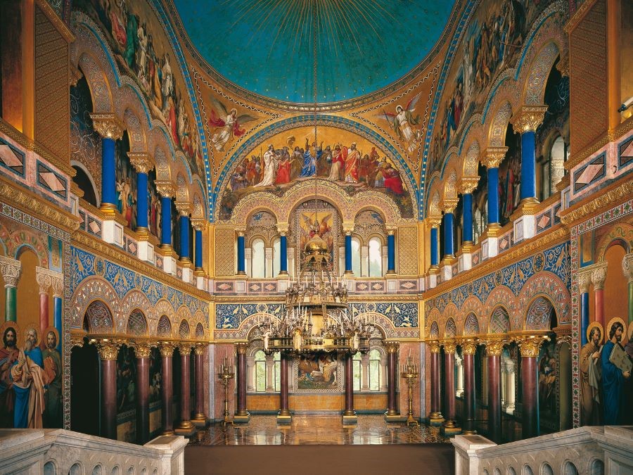 Neuschwanstein sở hữu lối kiến trúc vô cùng xa hoa và tráng lệ, tiêu biểu cho phong cách kiến trúc lãng mạn thế kỷ 19