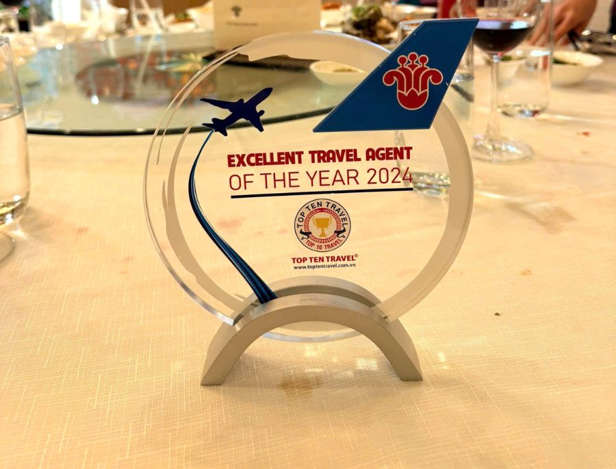 Cận cảnh chiếc cúp Excellent Travel Agent of the Year danh giá