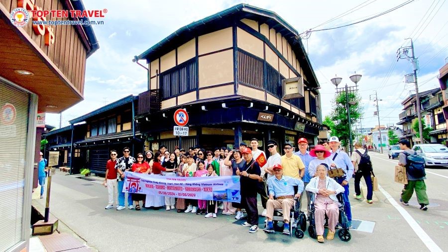 Đoàn khách trải nghiệm tour du lịch Nhật Bản trọn gói của Top Ten Travel