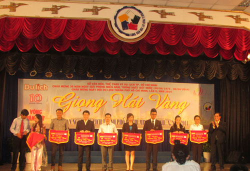 Lien hoan giong hat vang