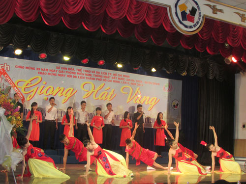 Lien hoan giong hat vang