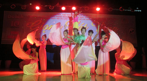 Lien hoan giong hat vang