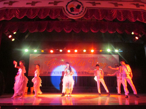 Lien hoan giong hat vang