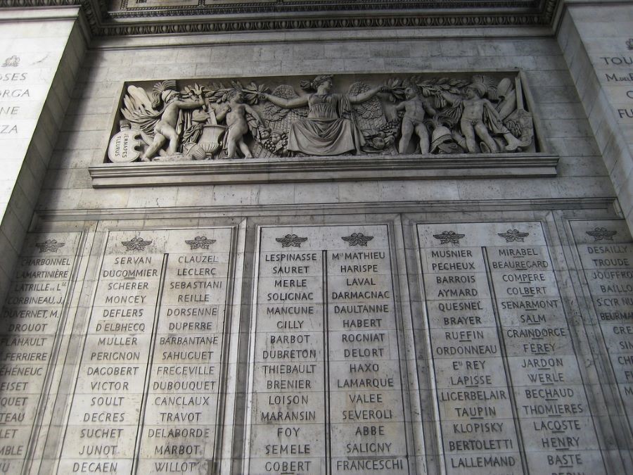 Trên tường của Khải Hoàn Môn còn khắc tên của những nhân vật vĩ đại trong lịch sử Pháp
