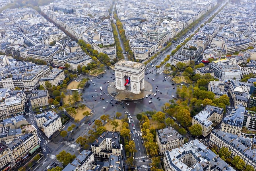 Khải Hoàn Môn là điểm giao thoa của 12 đại lộ và 3 quận lớn của thủ đô Paris