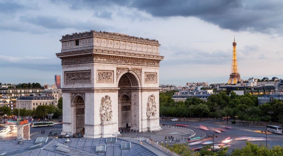 Khải Hoàn Môn ngày nay là khu vực tập trung đông đúc khách du lịch ghé thăm