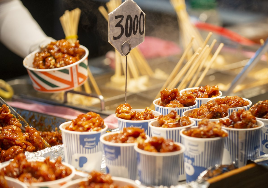 Đến đây, bạn sẽ được khám phá một thế giới ẩm thực đa dạng với vô vàn món ăn truyền thống Hàn Quốc