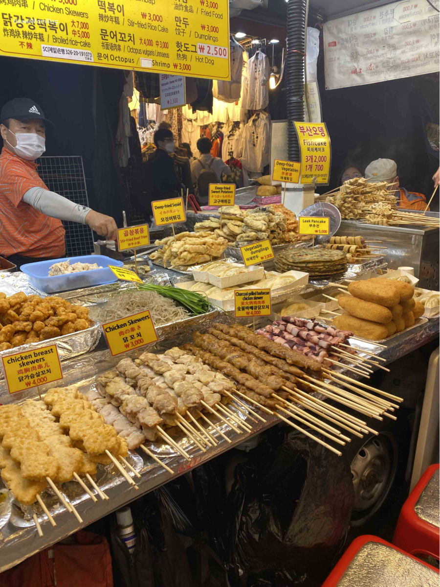 Tại Namdaemun bạn sẽ được khám phá vô vàn món ăn truyền thống Hàn Quốc với hương vị đậm đà, đặc trưng