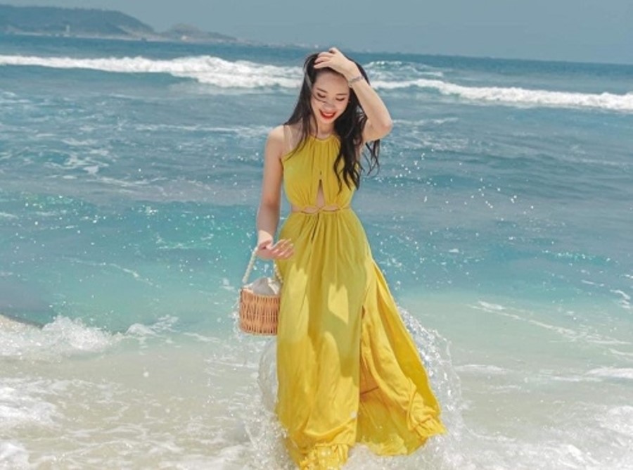 Đầm maxi hoặc váy boho có thể là lựa chọn hoàn hảo dành cho phái nữ